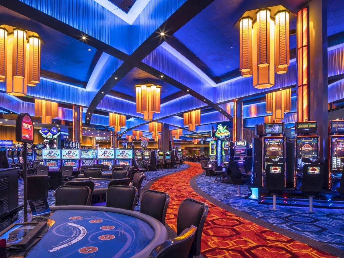 Meja baccarat dan roulette pada antarmuka kasino mobile